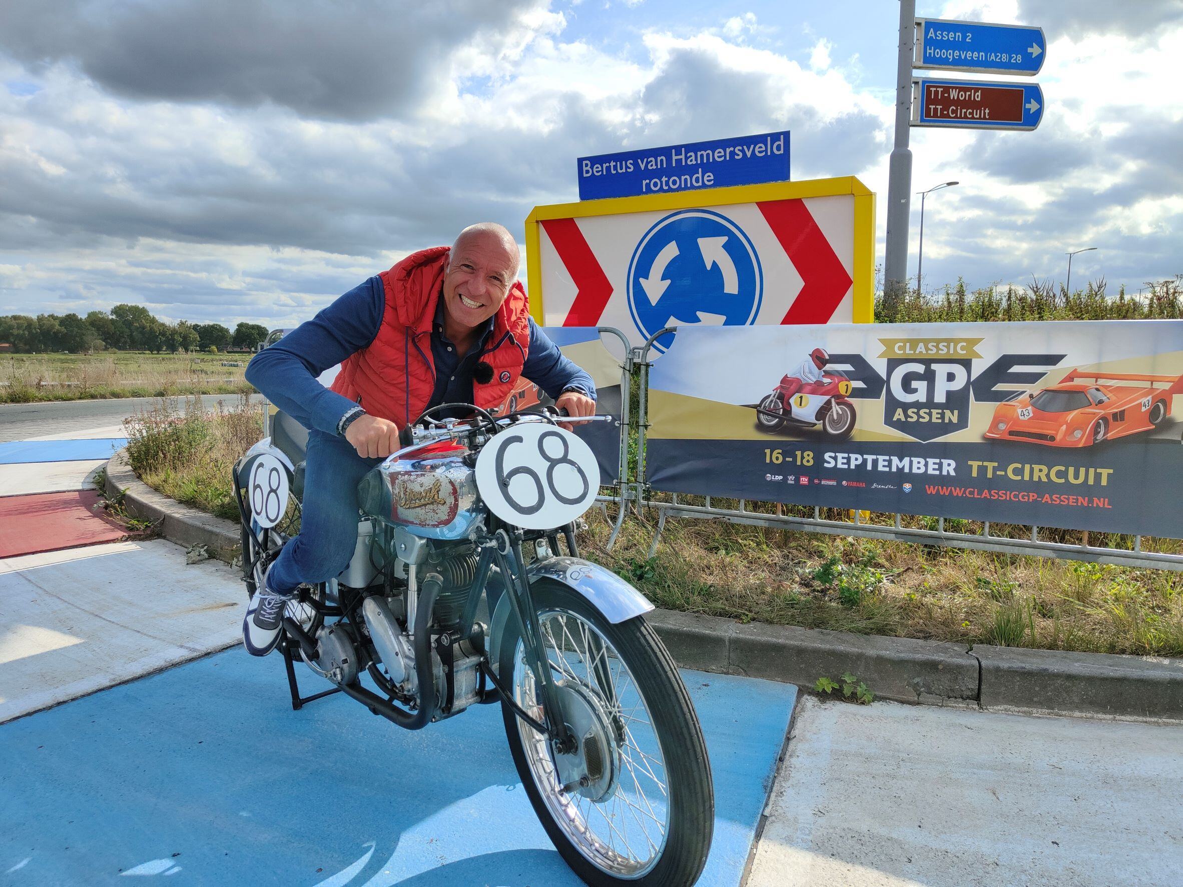 Tom Coronel met de 1932 Eysink op de rotonde vernoemd naar zijn grootvader.jpg